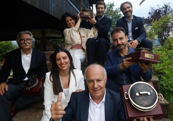 Los ganadores de las Calderetas de don Calixto de este año, con sus premios, tras la gala celebrada esta semana en Deloya Latores.