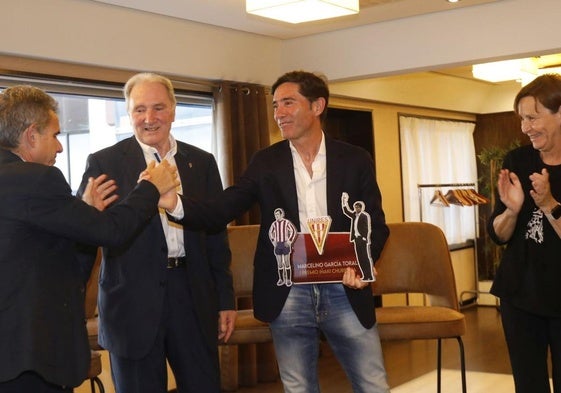 Marcelino García Toral recibe el Premio Churruca de Unipes, en presencia de la alcaldesa de Gijón Carmen Moriyón