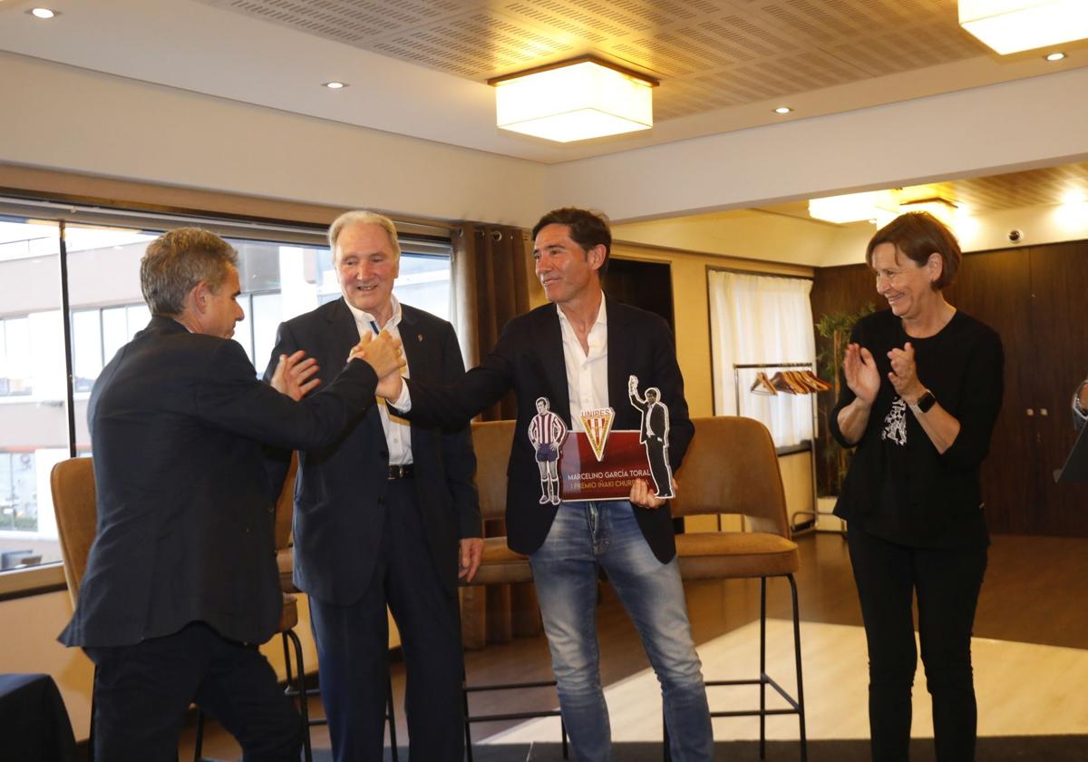 Marcelino García Toral recibe el Premio Churruca de Unipes, en presencia de la alcaldesa de Gijón Carmen Moriyón