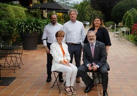 Sentados, Isabel de la Busta (presidenta de la IGP Ternera Asturiana) y Alfredo García Quintana (concejal de Hostelería, Turismo y Congresos de Oviedo). De pie, Lolo Remeseiro (embajador de Coca-Cola), Marcos Ordóñez (responsable comercial de Real Agrado) y María Cardín (directora comercial del Grupo El Gaitero).