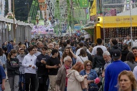 Miles de personas se acercaron a los terrenos del antiguo astillero de Naval Gijón para disfrutar de la ingente oferta lúdica y cultural que la Semana Negra ha desplegado en esta XXXVII edición.