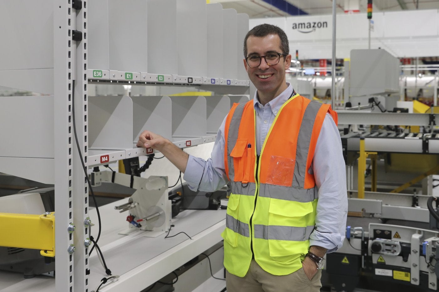 El director del súper centro logístico de Amazon en Siero, Carlos Ordeig, en uno de los puestos de trabajo del almacén.