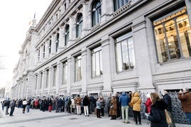 Colas ante el Banco de España para contratar Letras del Tesoro, en febrero de 2023.