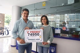 Froilán Blanco y Sandra Rodríguez, con el cartel del premio.