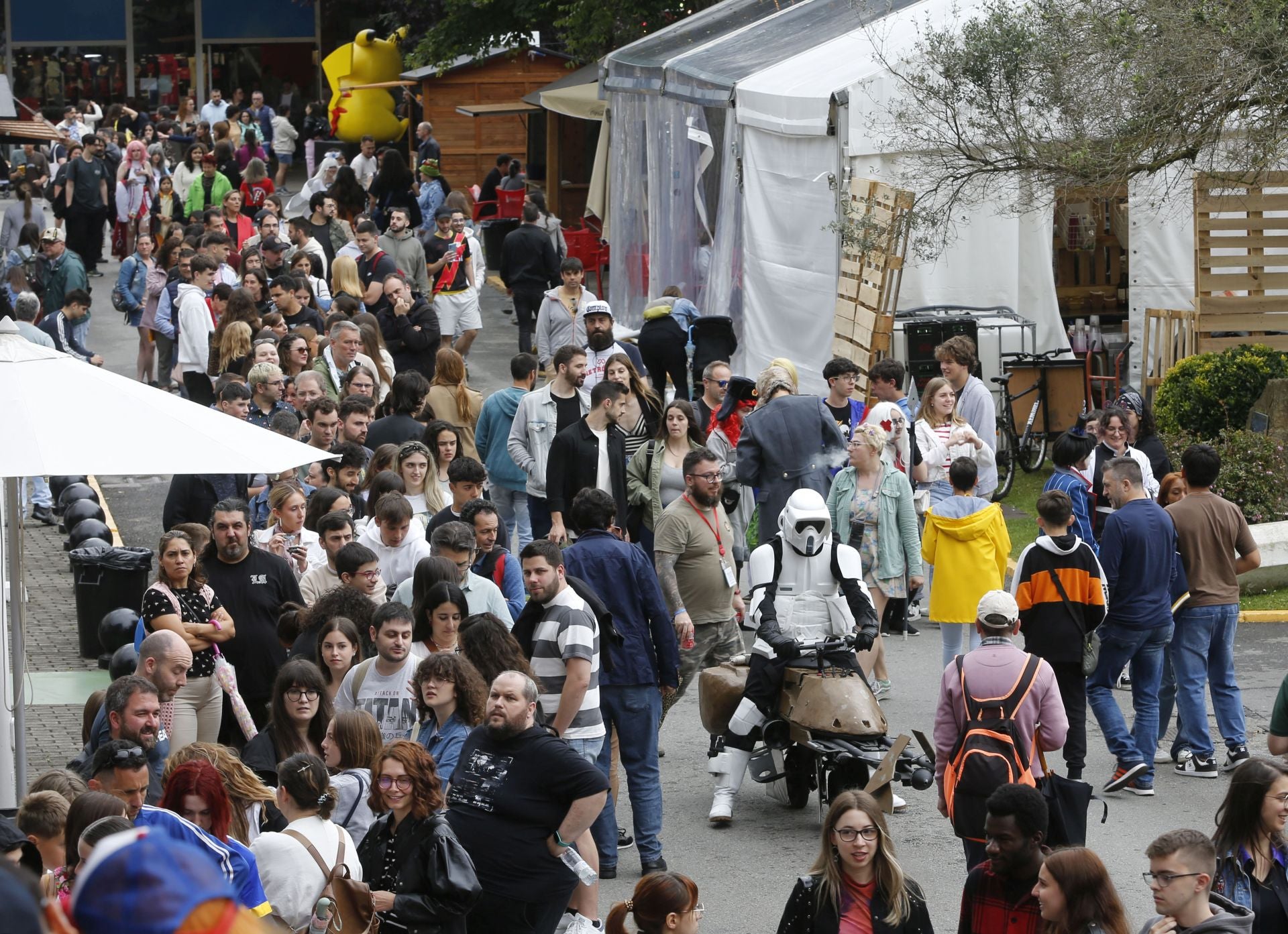 Dosis de nostalgia y cosplay en la víspera de la despedida de Metrópoli