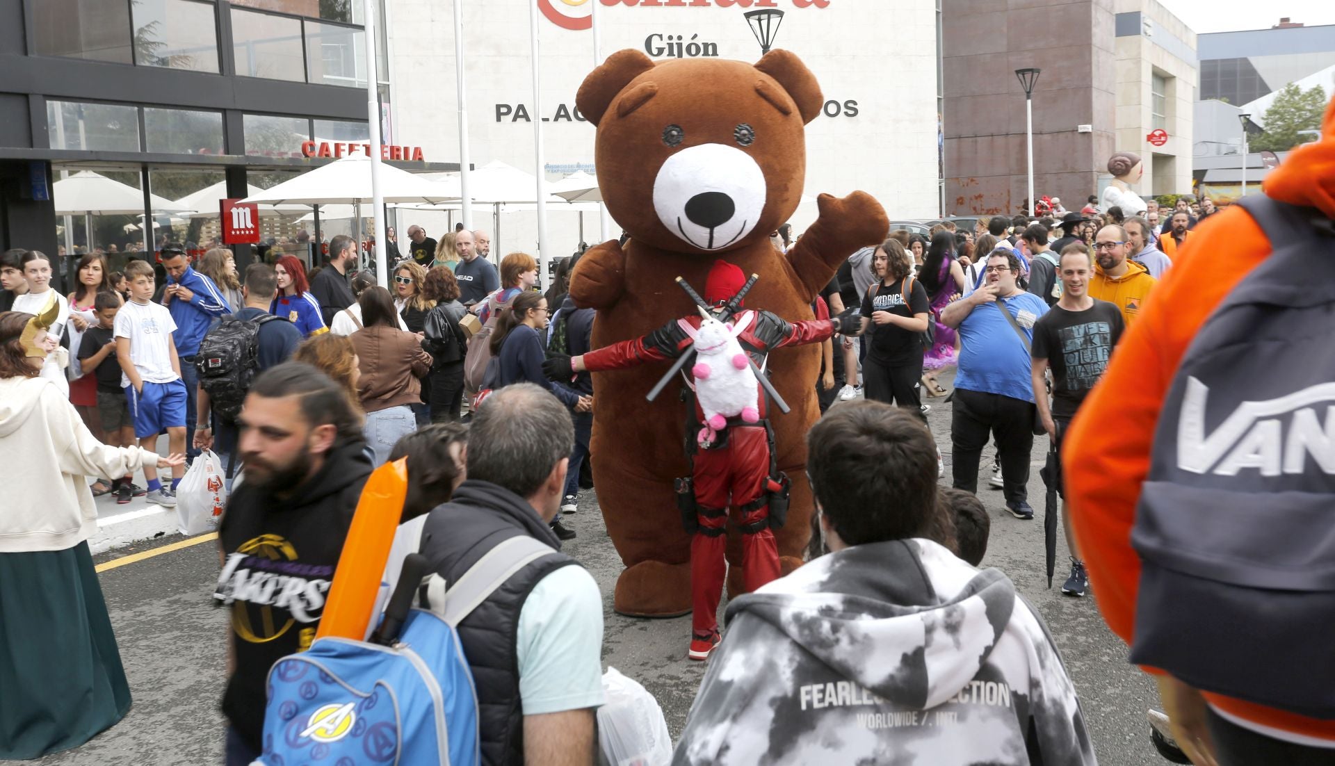 Dosis de nostalgia y cosplay en la víspera de la despedida de Metrópoli