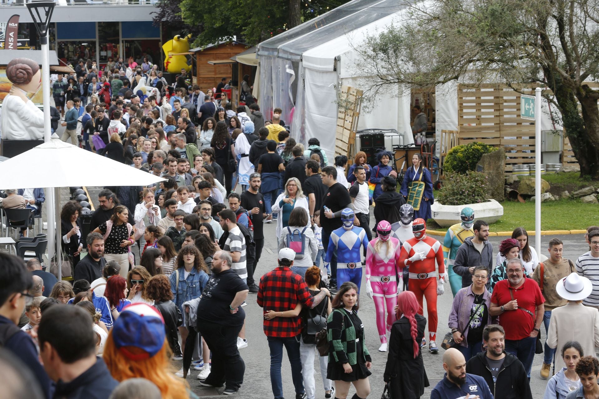 Dosis de nostalgia y cosplay en la víspera de la despedida de Metrópoli