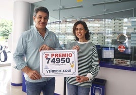 Froilán Blanco y Sandra Rodríguez, con el cartel del premio.