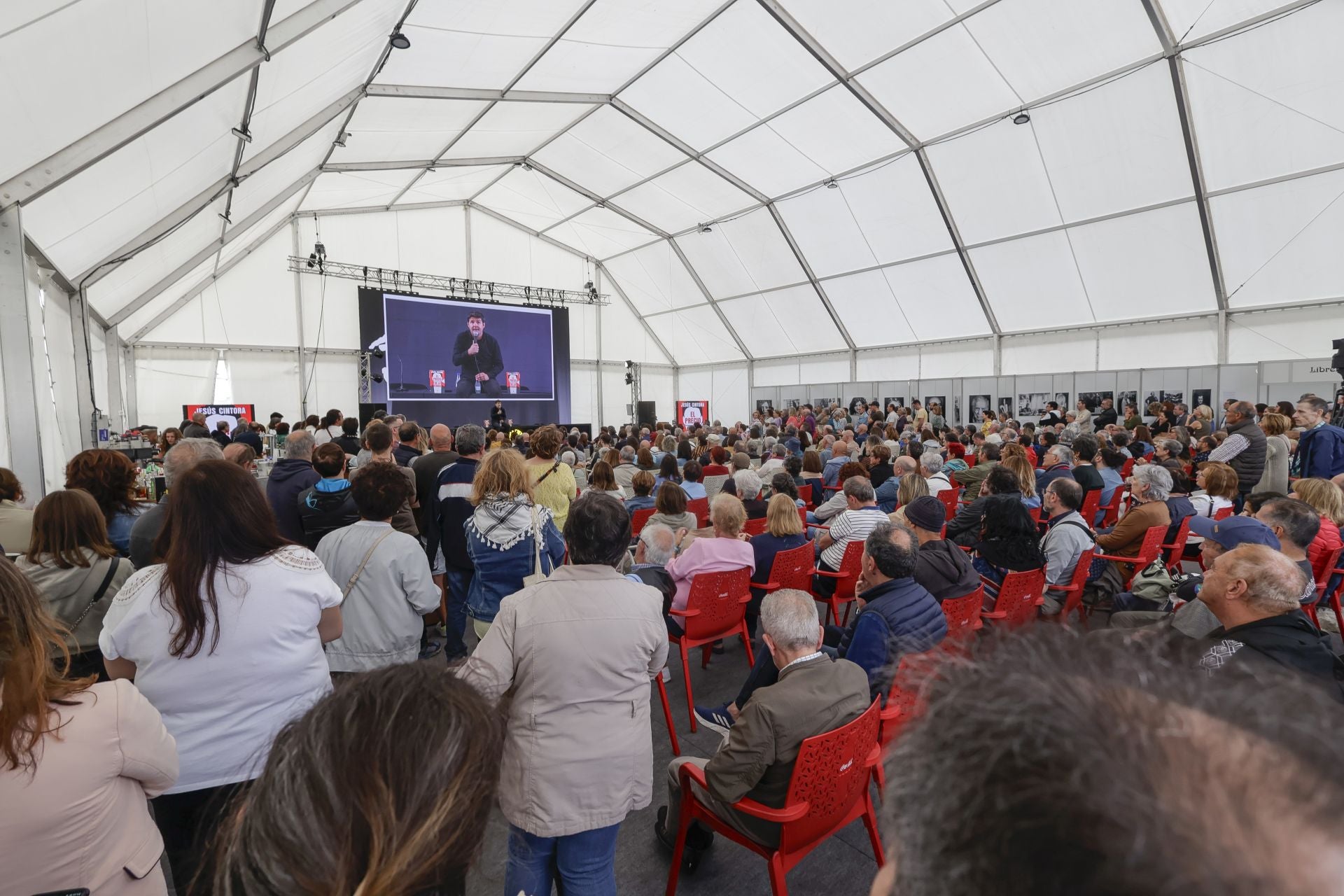 Llenazo en el primer gran sábado de la Semana Negra de Gijón