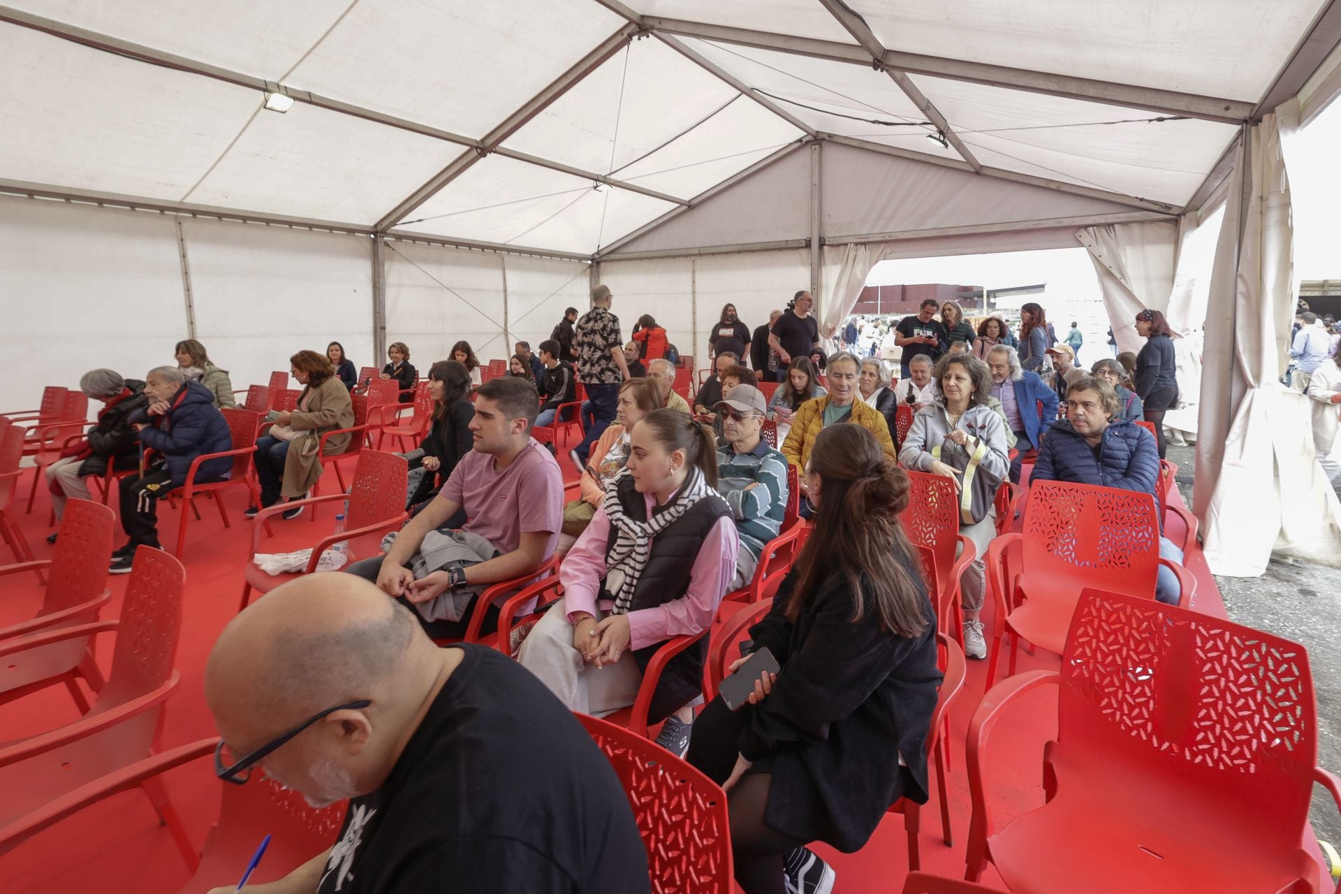 Llenazo en el primer gran sábado de la Semana Negra de Gijón