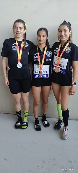 Celia Fernández, Lucía García y Silvia Plata, con sus medallas.