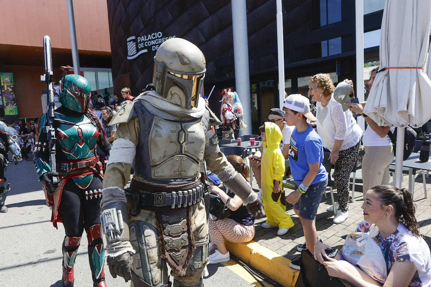 Metrópoli, hasta la bandera en el desfile y su despedida