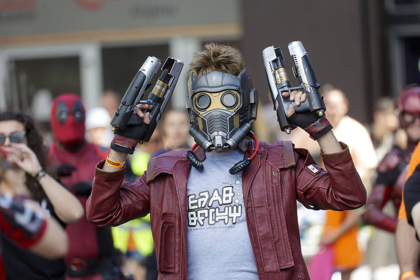 Metrópoli, hasta la bandera en el desfile y su despedida