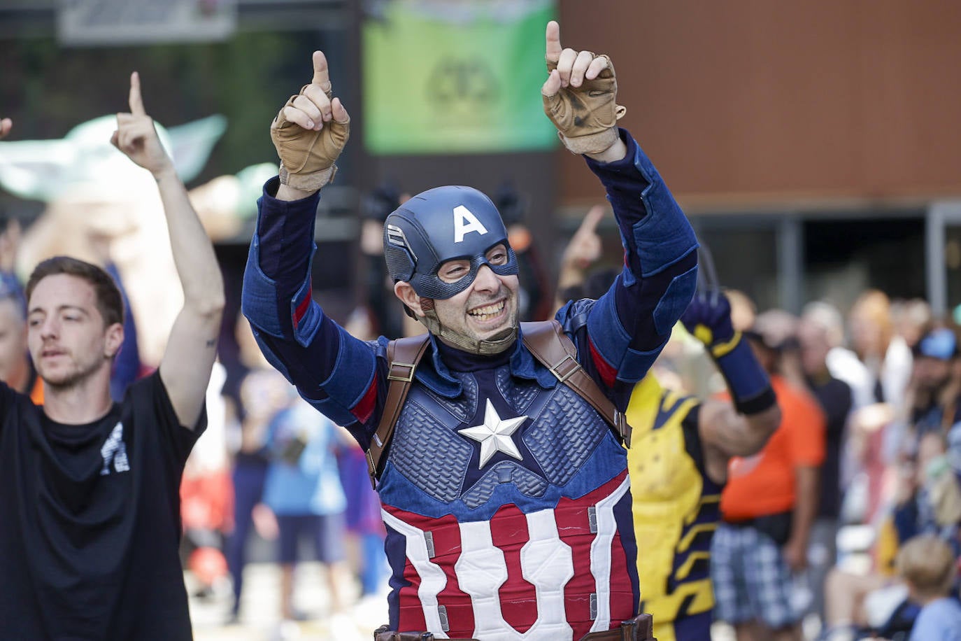 Metrópoli, hasta la bandera en el desfile y su despedida