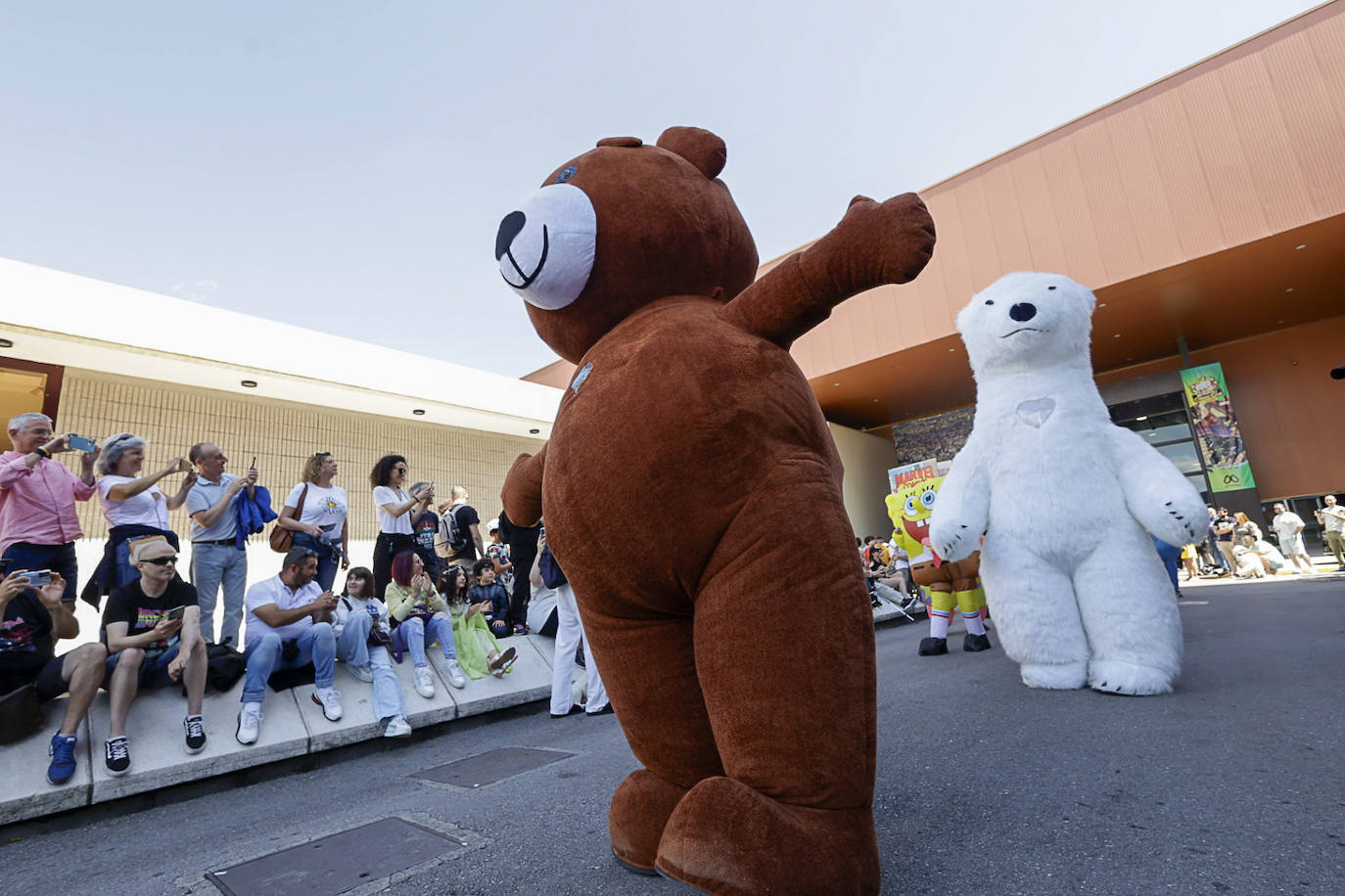 Metrópoli, hasta la bandera en el desfile y su despedida