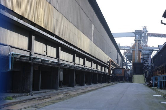 Una de las naves de la antigua Alcoa que remodelará Windar para su nueva actividad.