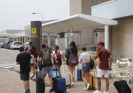 Varios turistas caminan en las inmediaciones del aeropuerto de Asturias