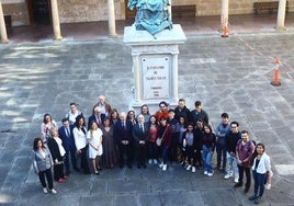 Los estudiantes universitarios junto al rector Ignacio Villaverde y Juan Cofiño.