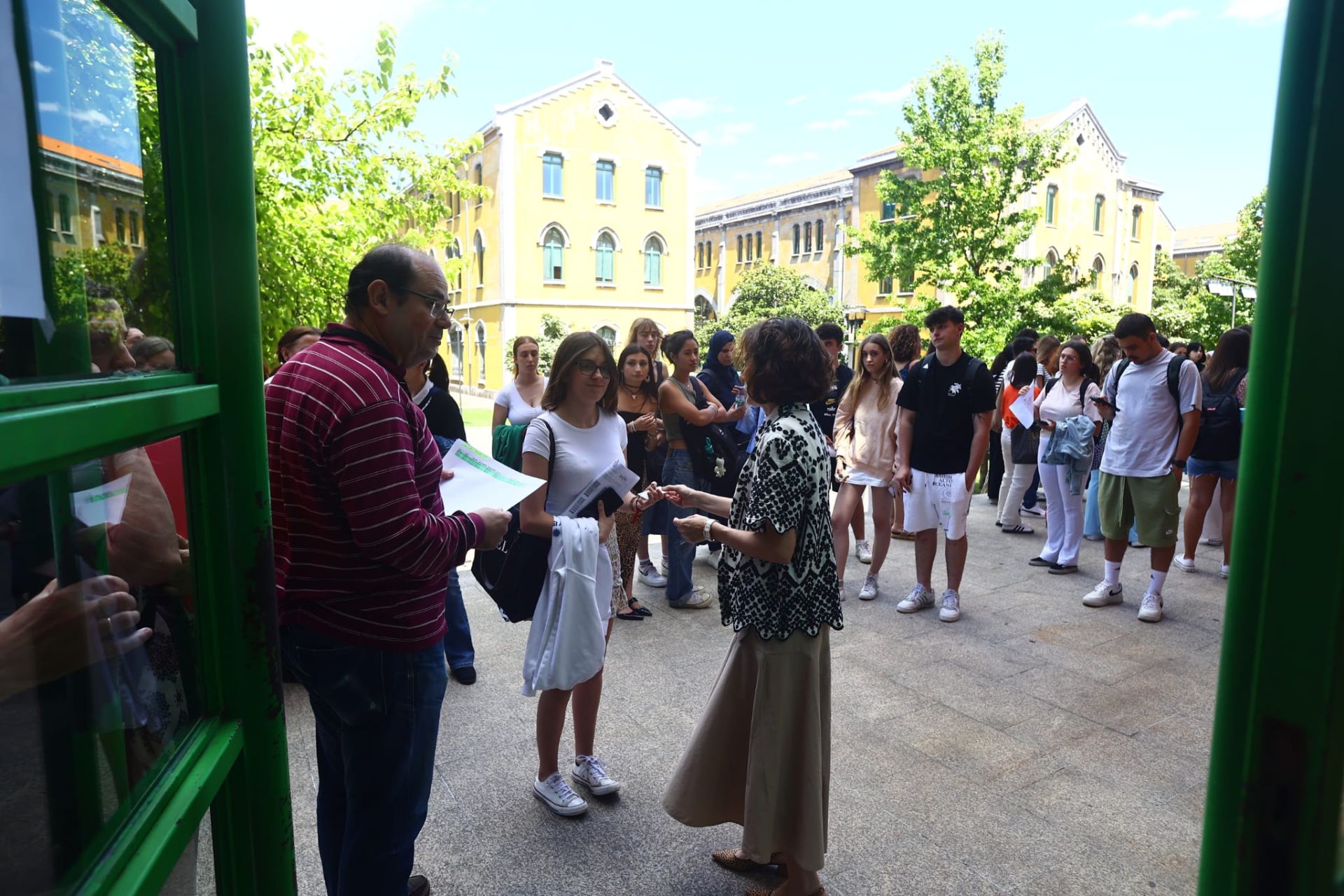Estudiantes y docentes a la entrada de la prueba extraordinaria de la EBAU que arranca este lunes.