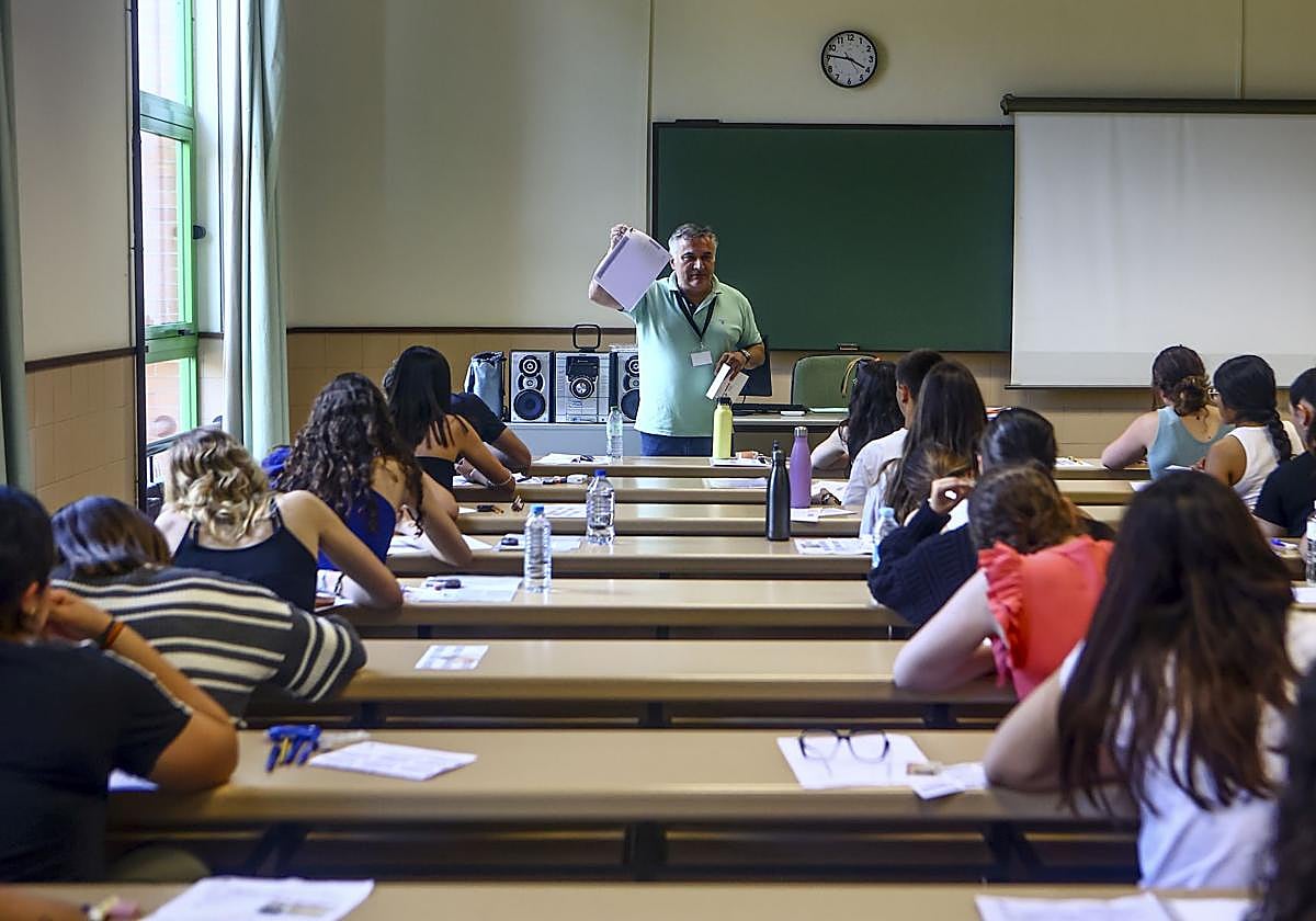 Estudiantes asturianos en uno de los exámenes de la convocatoria extraordinaria de la EBAU.