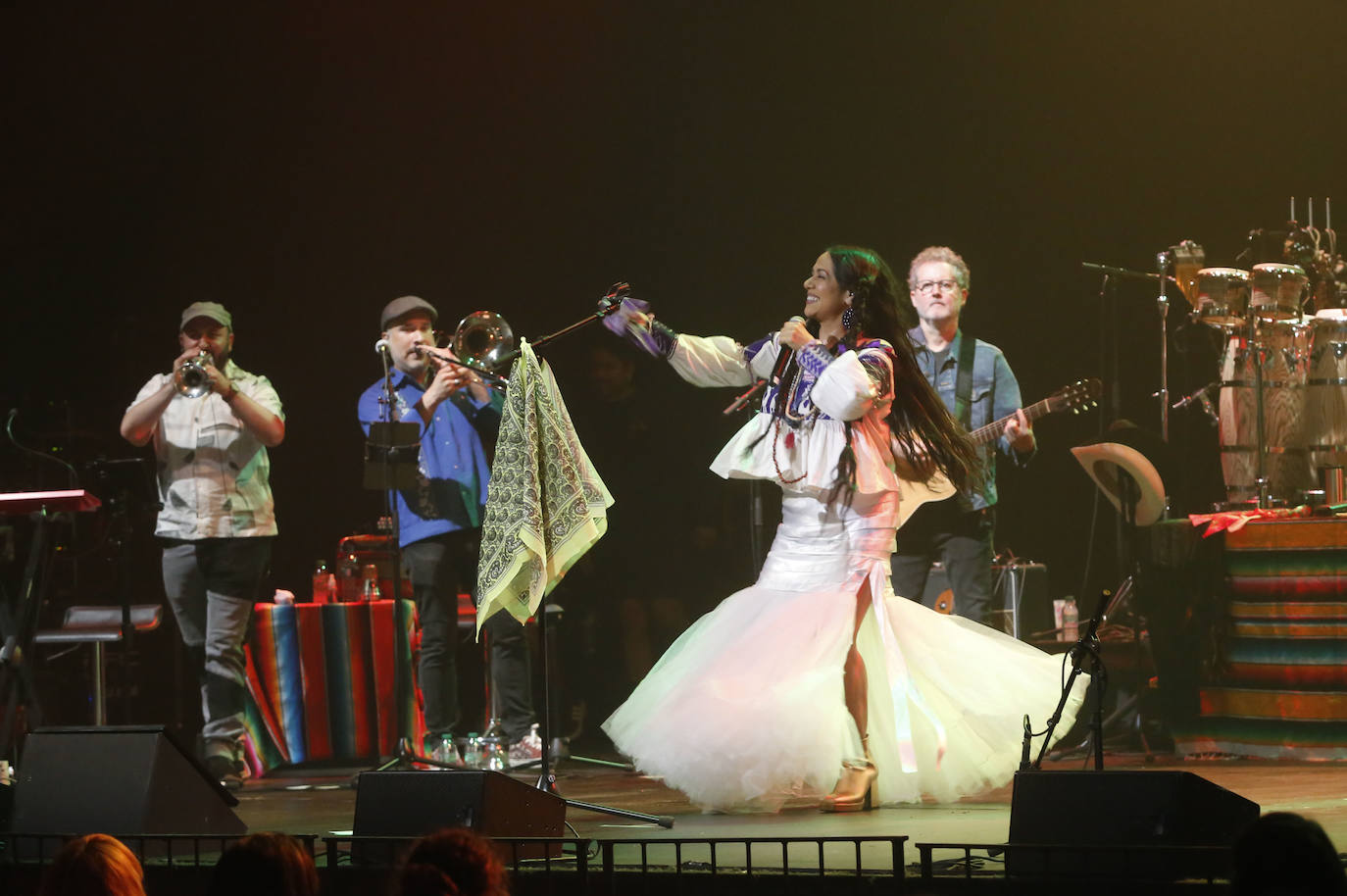 Lila Downs y Rodrigo Cuevas en La Laboral