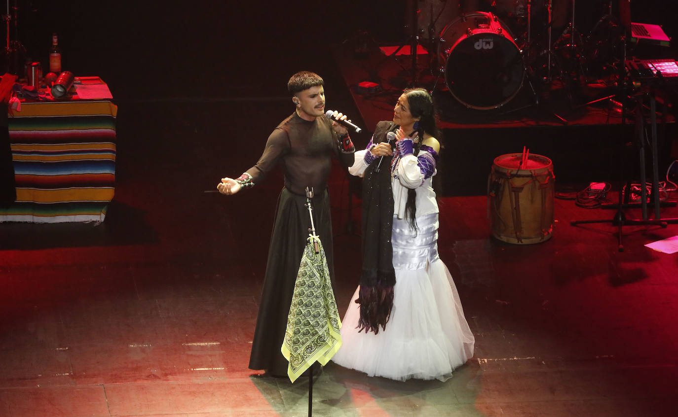 Lila Downs y Rodrigo Cuevas en La Laboral