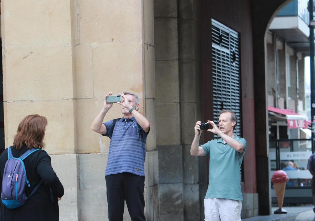 Turistas en Gijón.