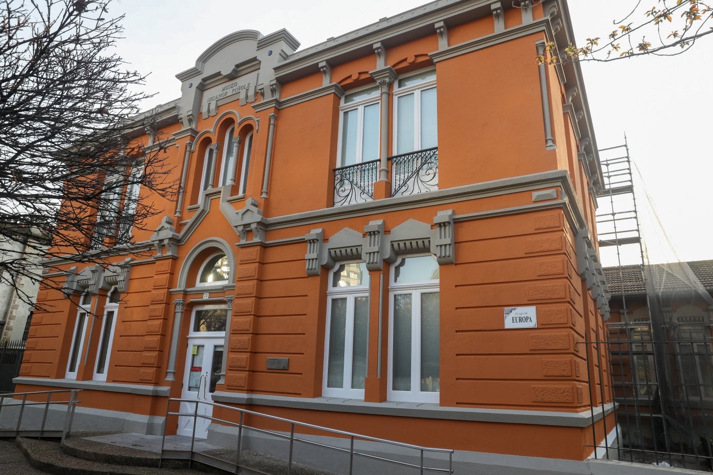 Fachada principal del Museo Piñole, junto a la plaza de Europa.