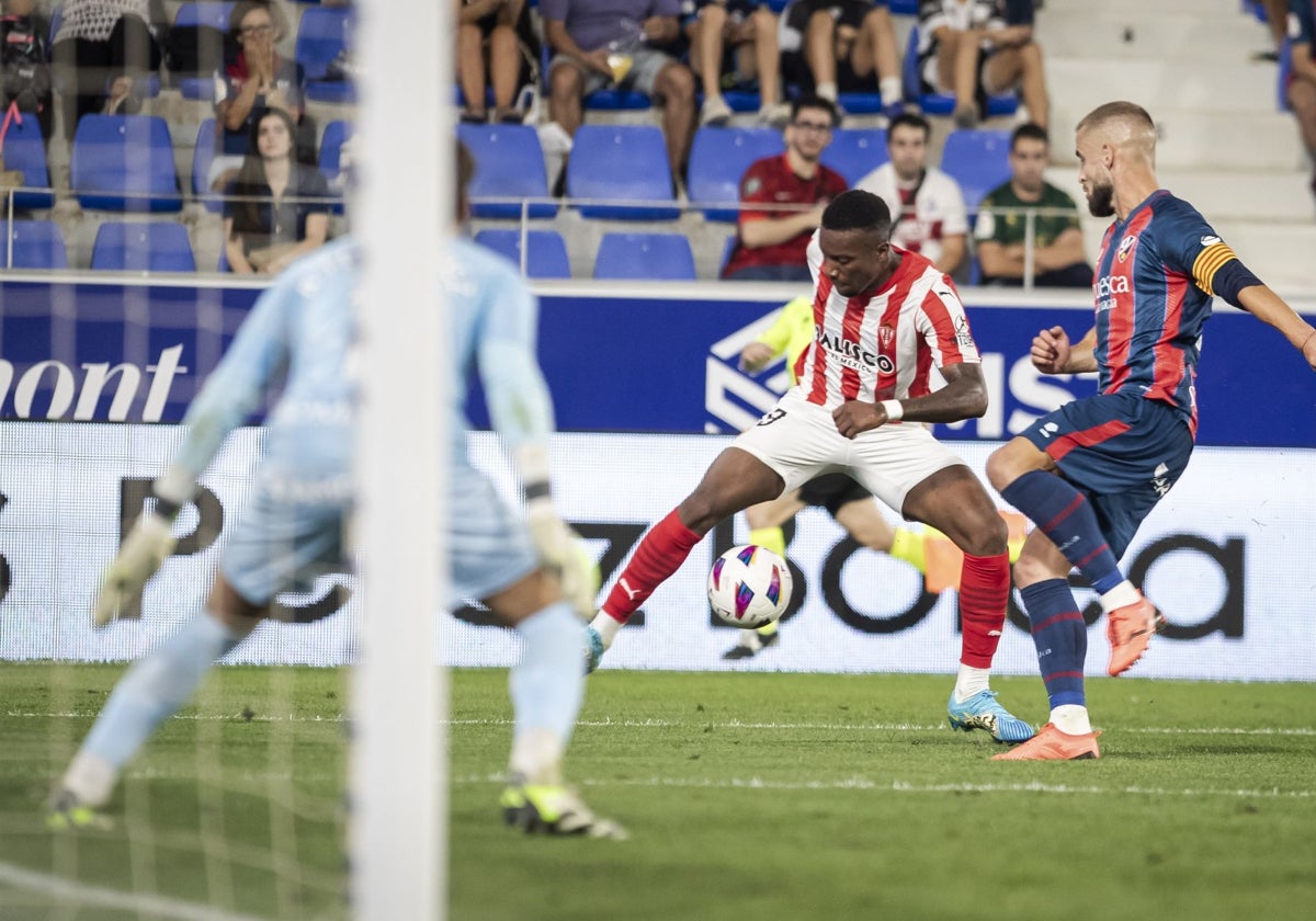 Juan Otero, durante un partido contra el Huesca.