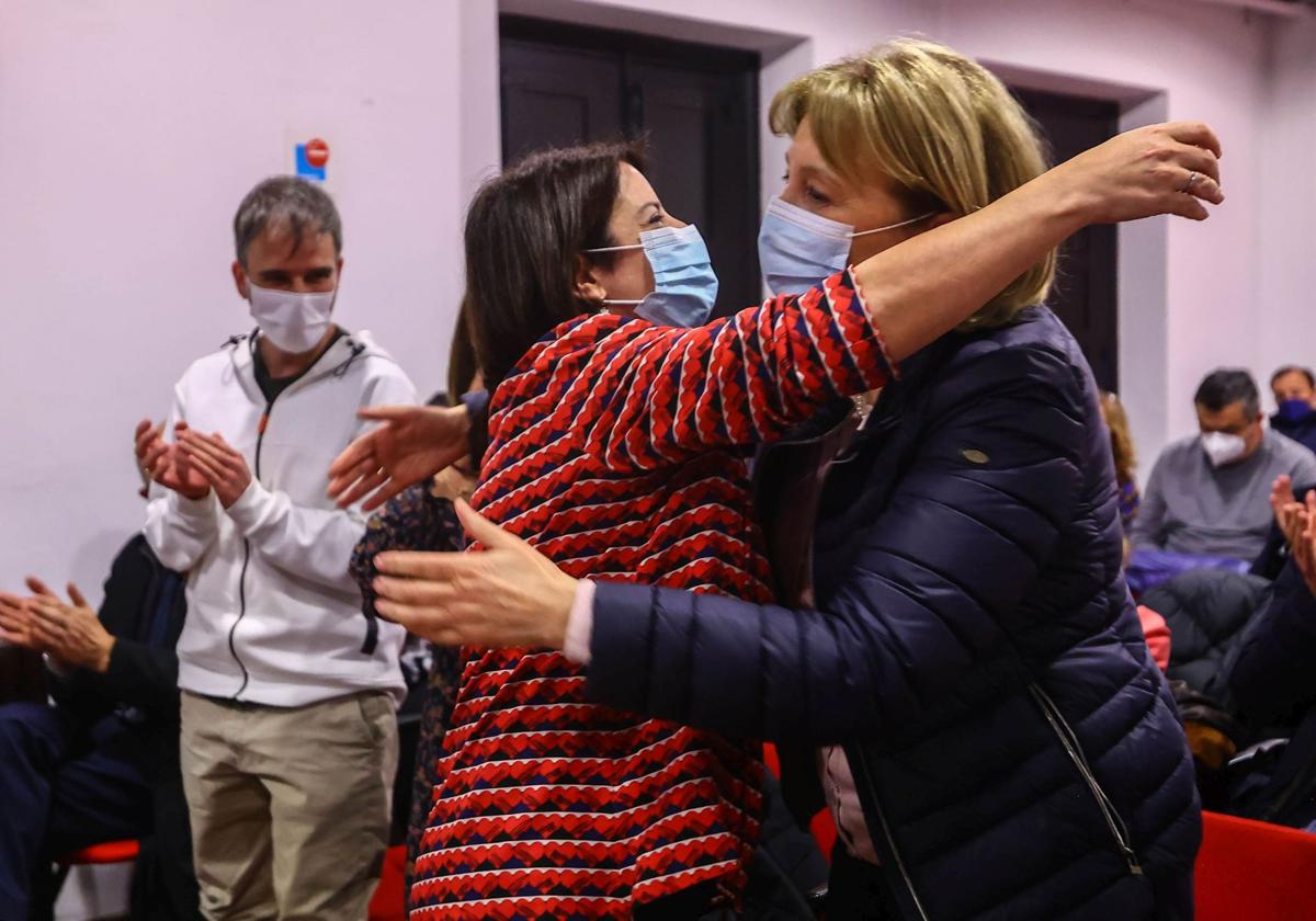 Adriana Lastra y Delia Losa se dan un abrazo, en una imagen de archivo.