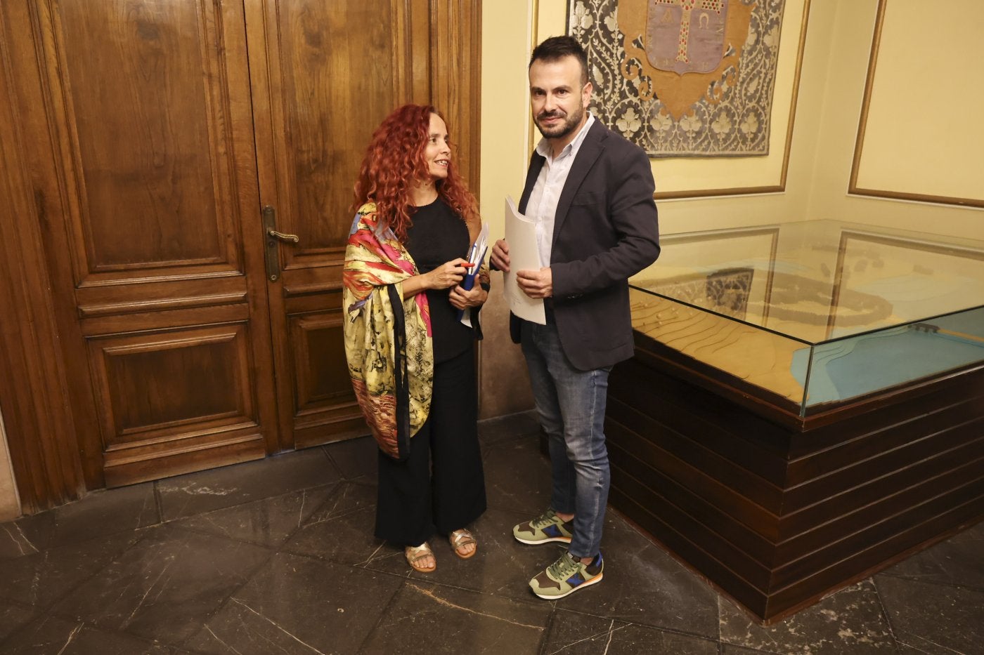 La concejala de Vivienda y el director general de Vivienda antes de iniciar la reunión en el Ayuntamiento.