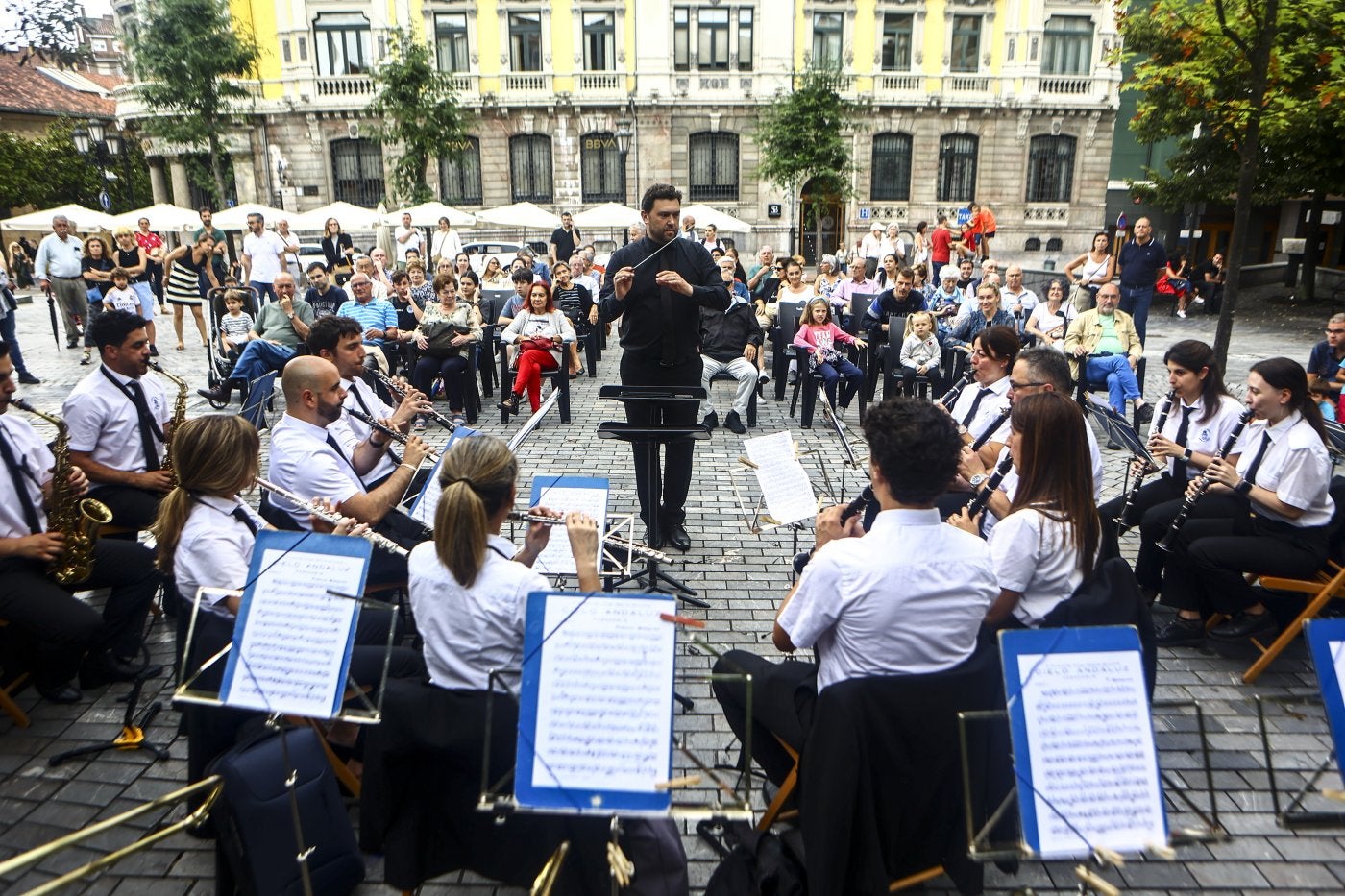 David Colado dirige a la Banda de Música Ciudad de Oviedo ante un centenar de personas en Porlier.
