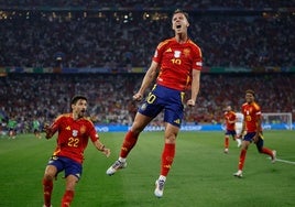 El centrocampista de la selección española Dani Olmo celebra tras marcar el segundo gol ante Francia, durante el partido de semifinales de la Eurocopa de fútbol que España y Francia disputan este martes en Múnich.