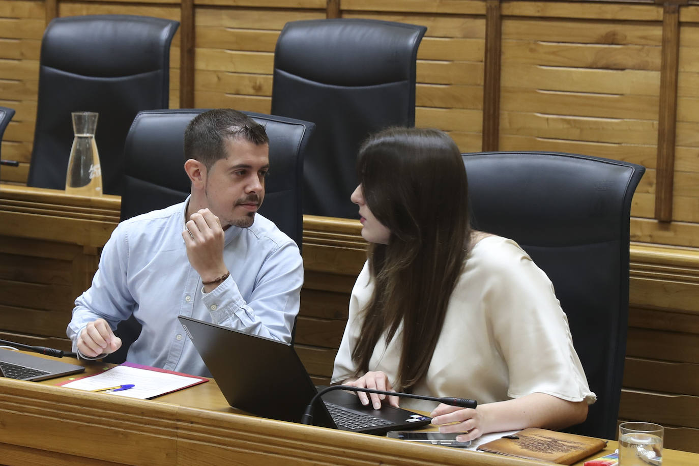 Un &#039;bronco&#039; pleno en Gijón: así fue el abandono de la oposición