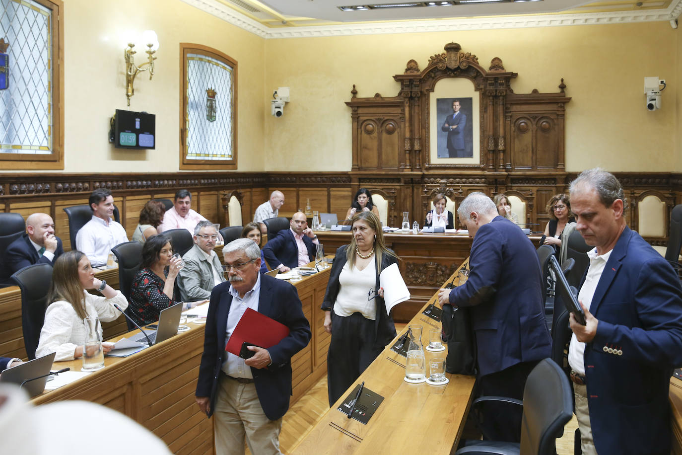 Un &#039;bronco&#039; pleno en Gijón: así fue el abandono de la oposición