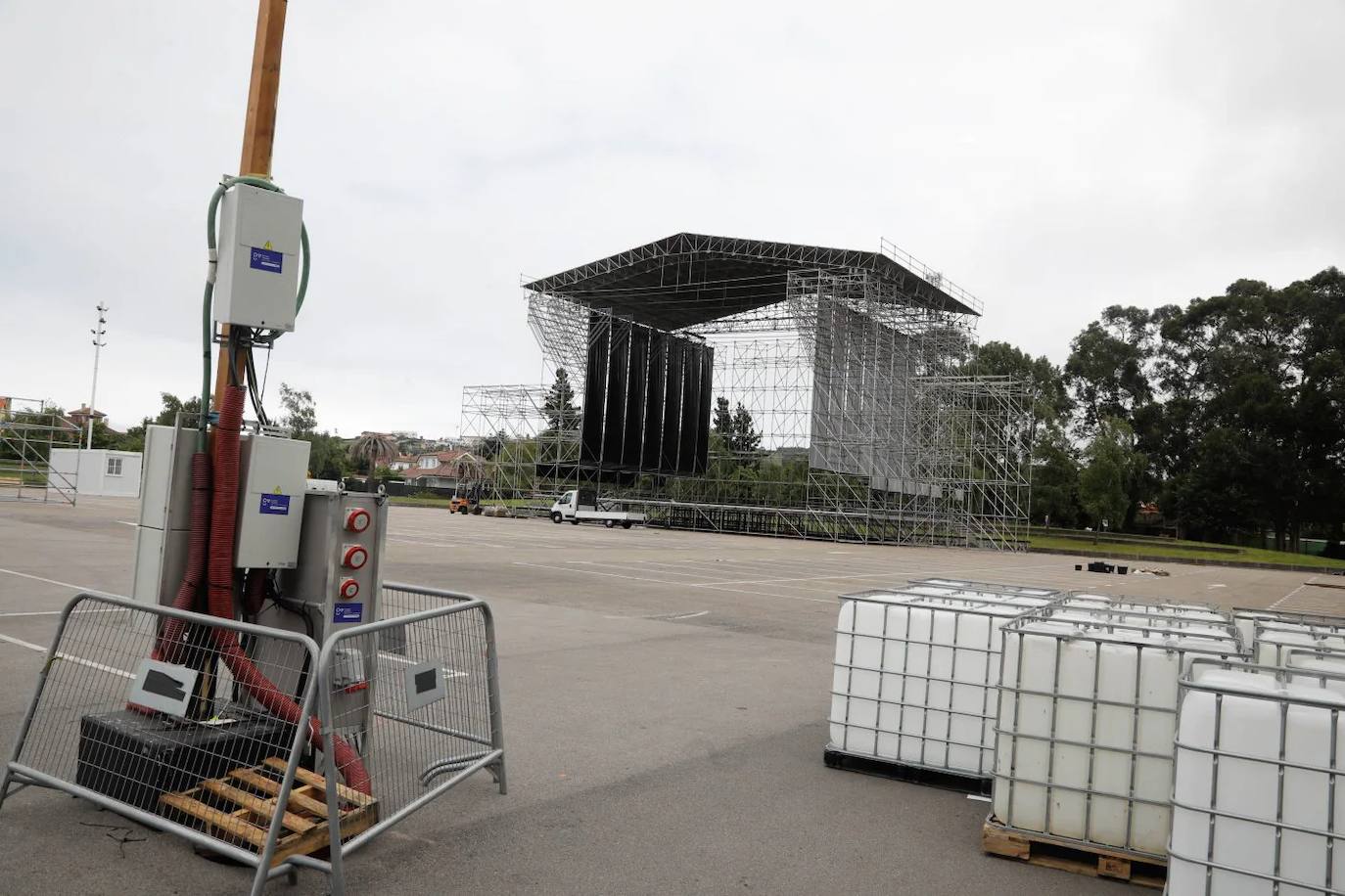 Trabajos de montaje del escenario del Tsunami. JUAN CARLOS ROMÁN