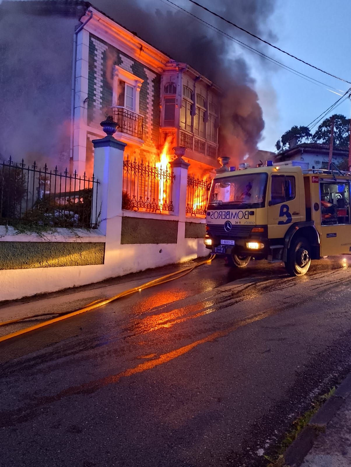Las llamas devoran una casa en Cudillero