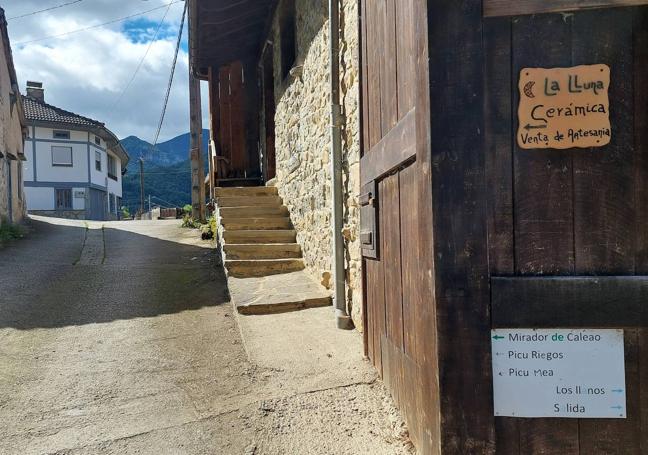 Señal en las calles de Caleao mostrando el rumbo a Peña Riegos y al mirador de Caleao