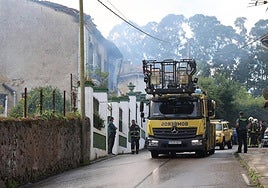 Las llamas devoran una casa en Cudillero