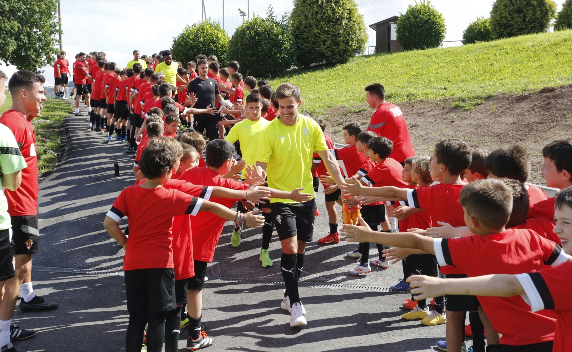 90 minutos de sesión y muchos ánimos: comienza la pretemporada del Sporting de Gijón