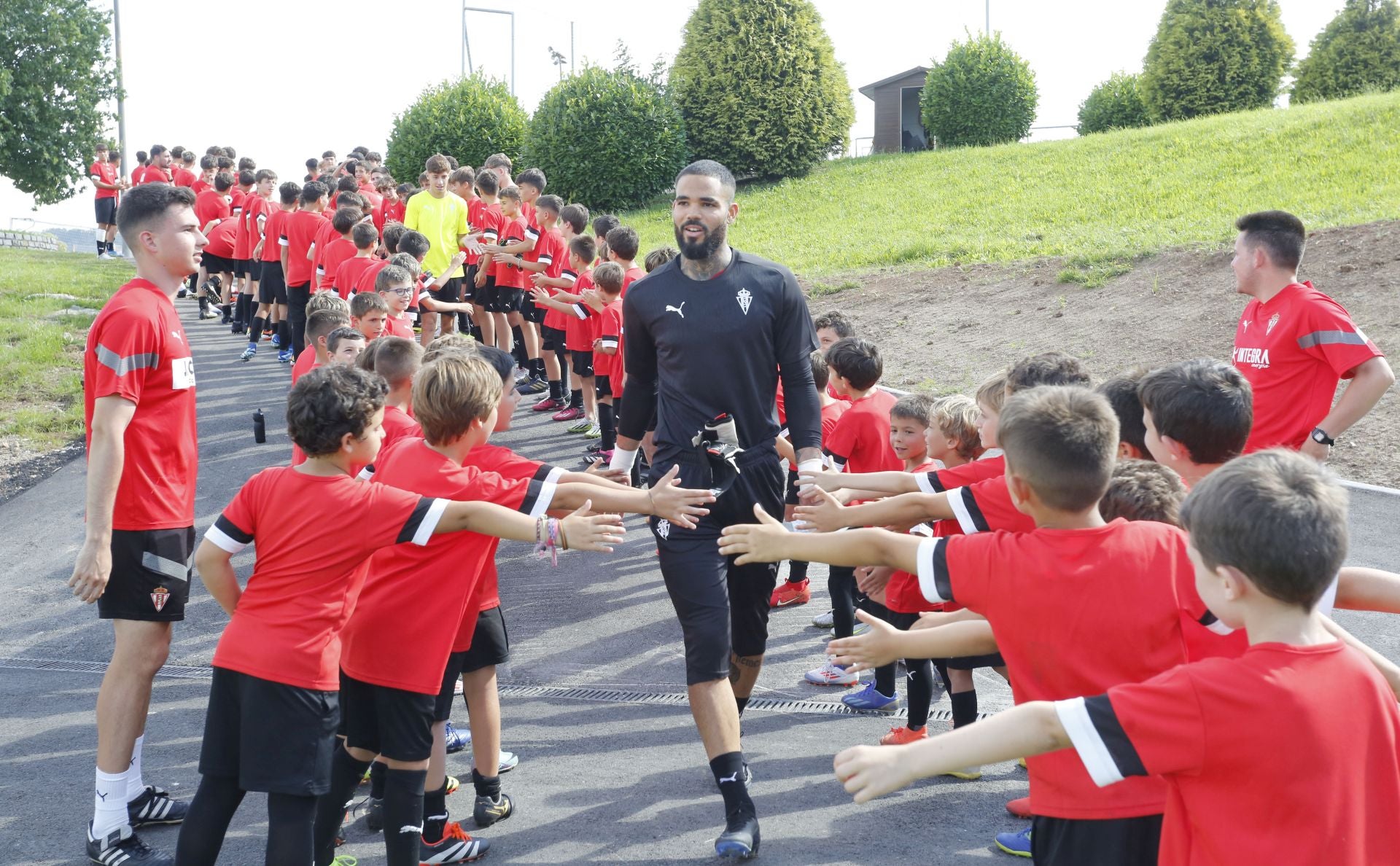 90 minutos de sesión y muchos ánimos: comienza la pretemporada del Sporting de Gijón