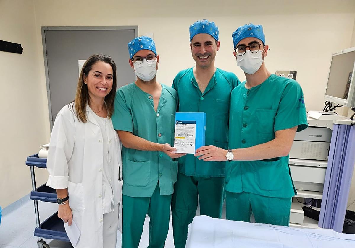 Mónica Flórez Nieto, enfermera de cardiología; Yvan Rafael Persia Paulino, facultativo especialista adjunto de Cardiología; Juan Rodríguez Suárez, técnico; y Rodrigo Fernández Asensio, facultativo especialista adjunto de Cardiología.