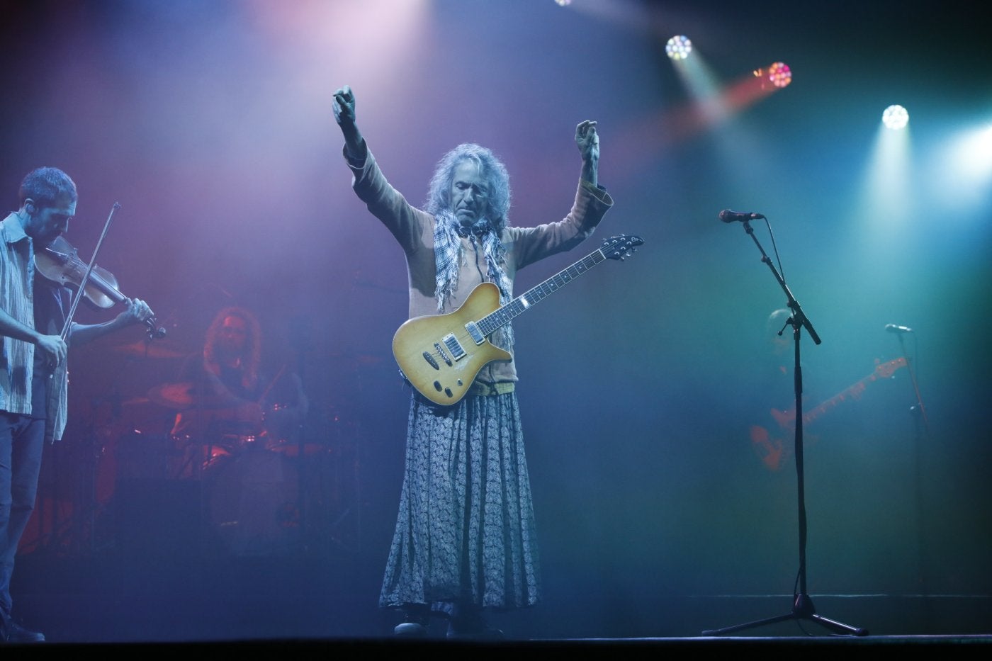 Robe Iniesta, fundador y alma de Extremoduro, ofreció ayer el primero de los conciertos del Gijón Life en el Parque de los Hermanos Castro.
