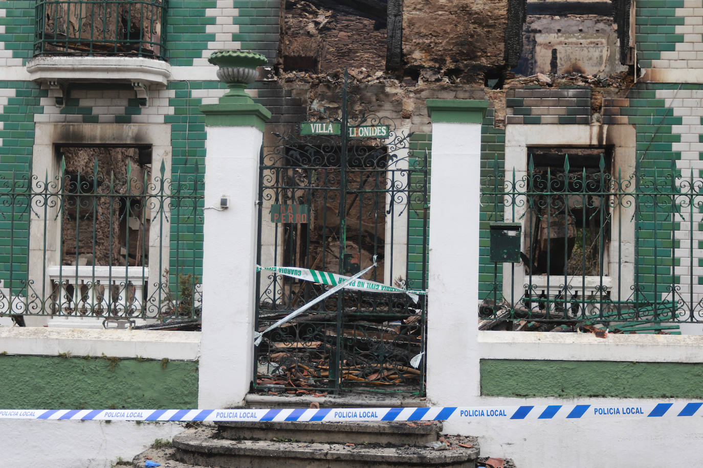 El desolador estado de la casa incendiada en Cudillero