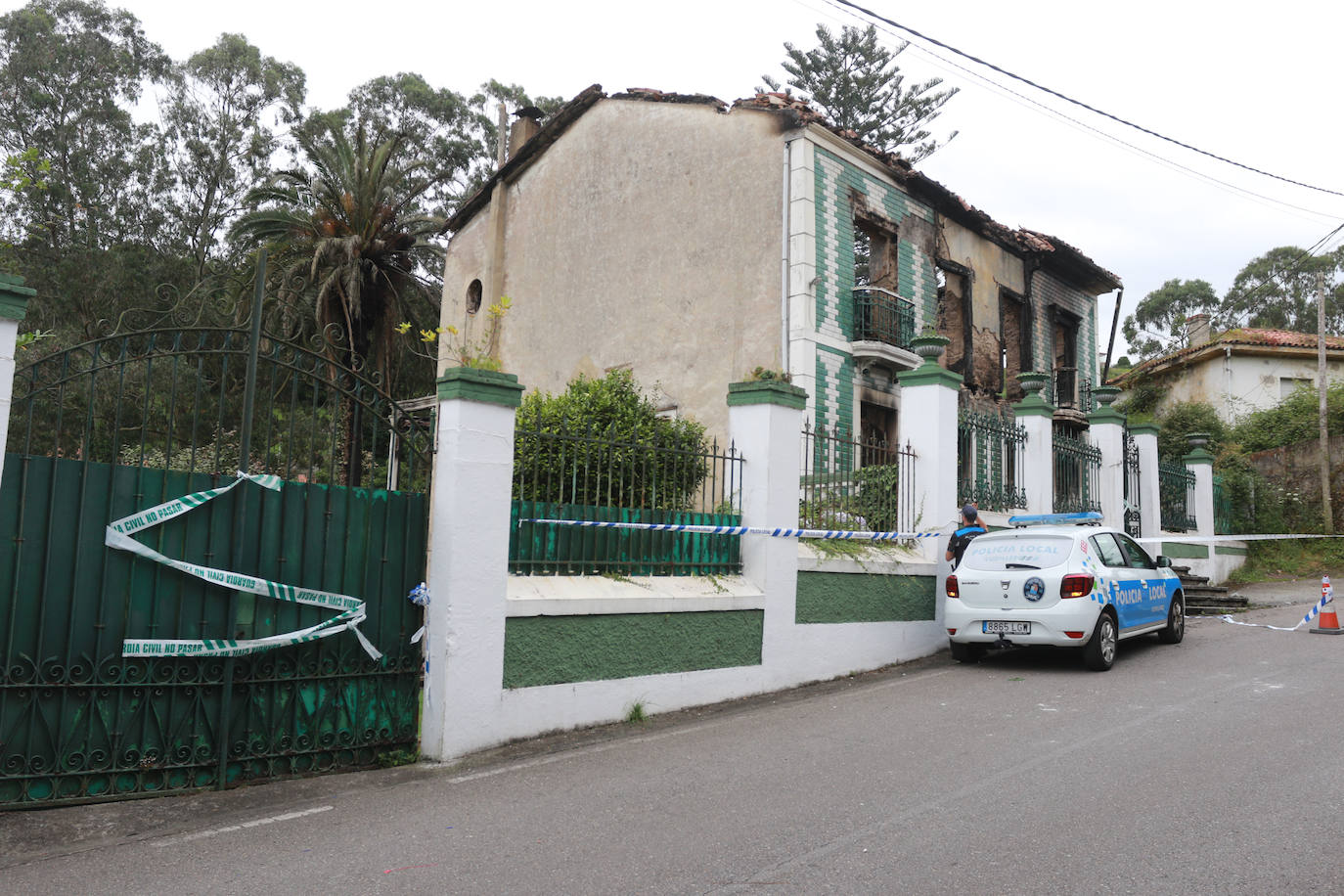 El desolador estado de la casa incendiada en Cudillero