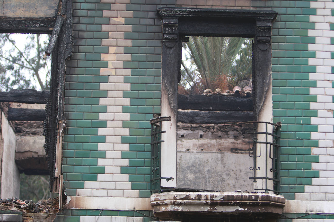 El desolador estado de la casa incendiada en Cudillero