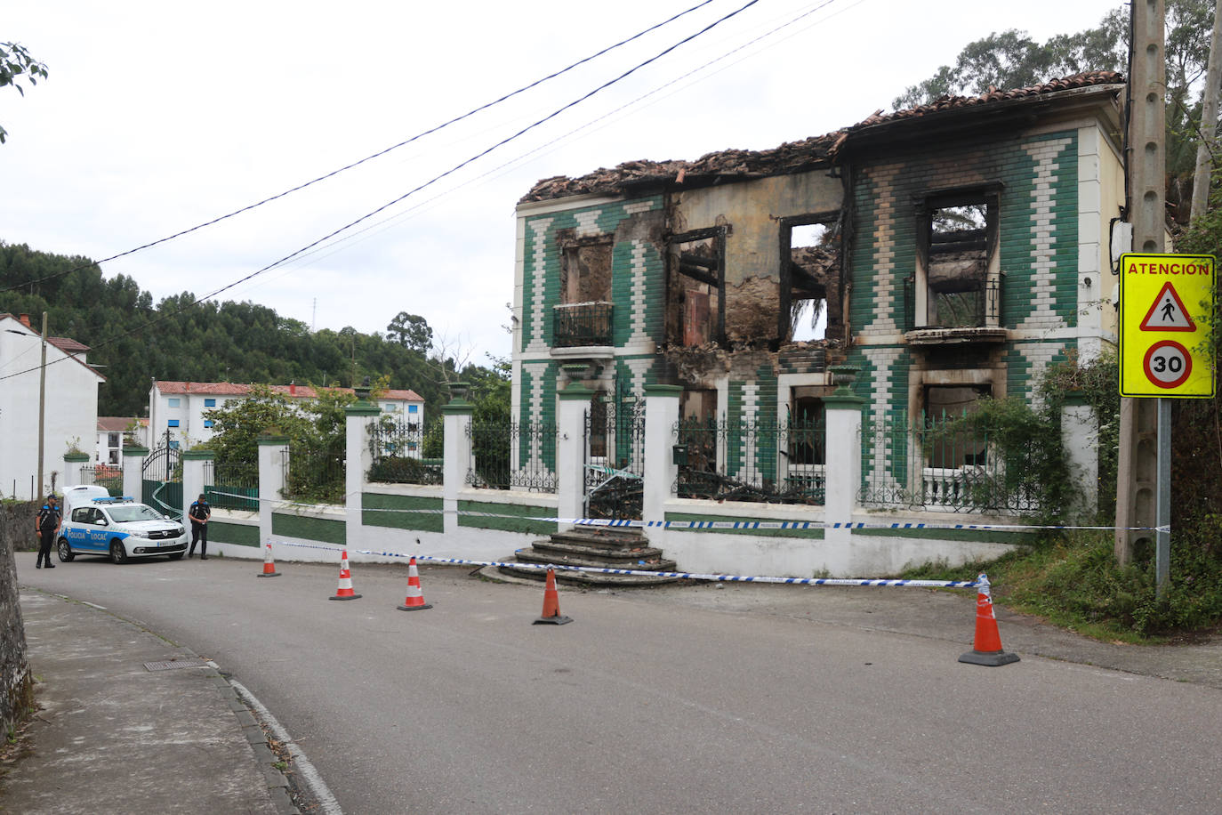 El desolador estado de la casa incendiada en Cudillero