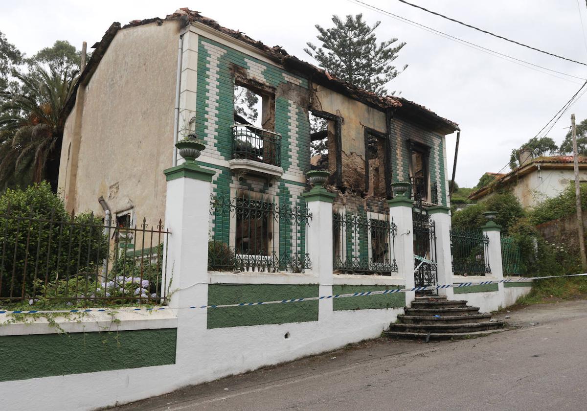 El desolador estado de la casa incendiada en Cudillero