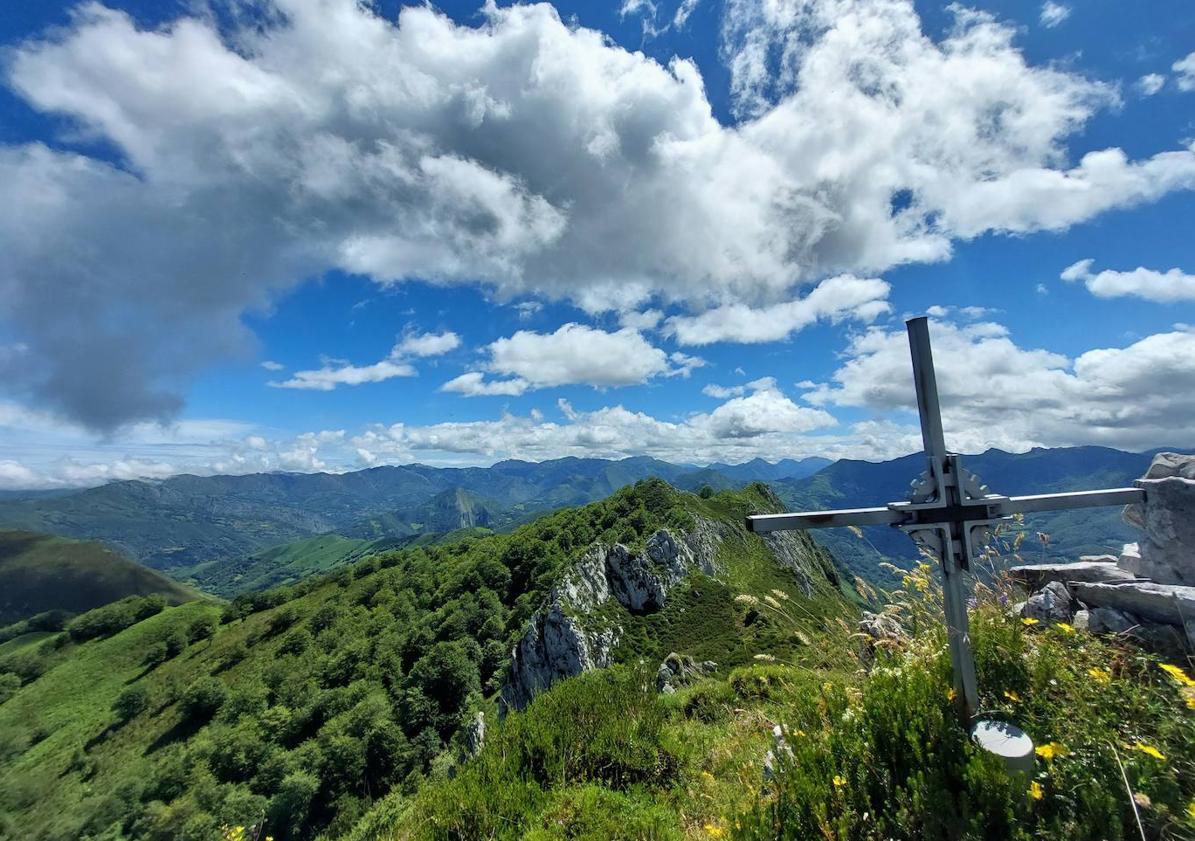 Imagen principal - 1) Cumbre Peña Riegos. 2) Peñasco en la collada de Isorno que sirve como jito para encontrar el mejor camino a Peña Riegos. 3) Vistas hacia la sierra de Peñamayor, con el pico Trigueros y la Xamoca 