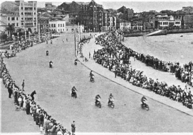 Carrera de motos por Ezcurdia - Rufo García-Rendueles viniendo de San Pedro.